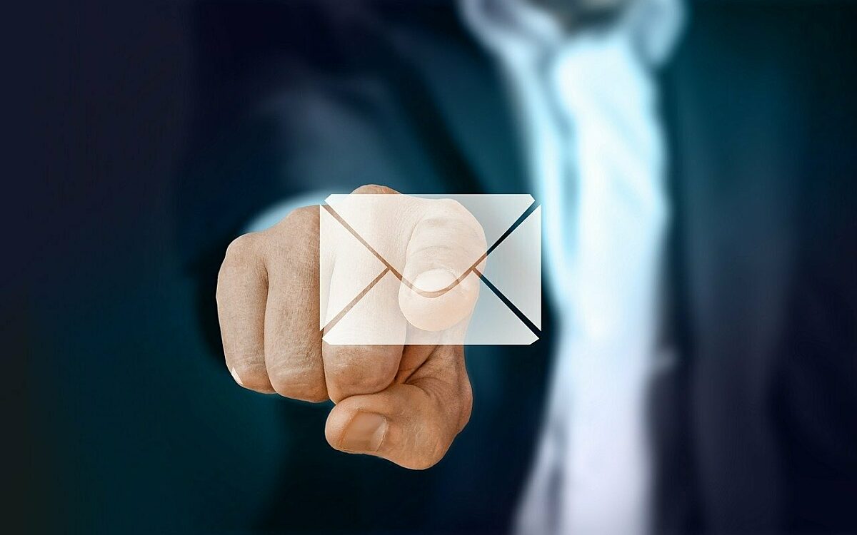 Ein Symbolbild für Mails ein Mann im HIntergrund Ein Symbolbild für Mails ein Mann im HIntergrund